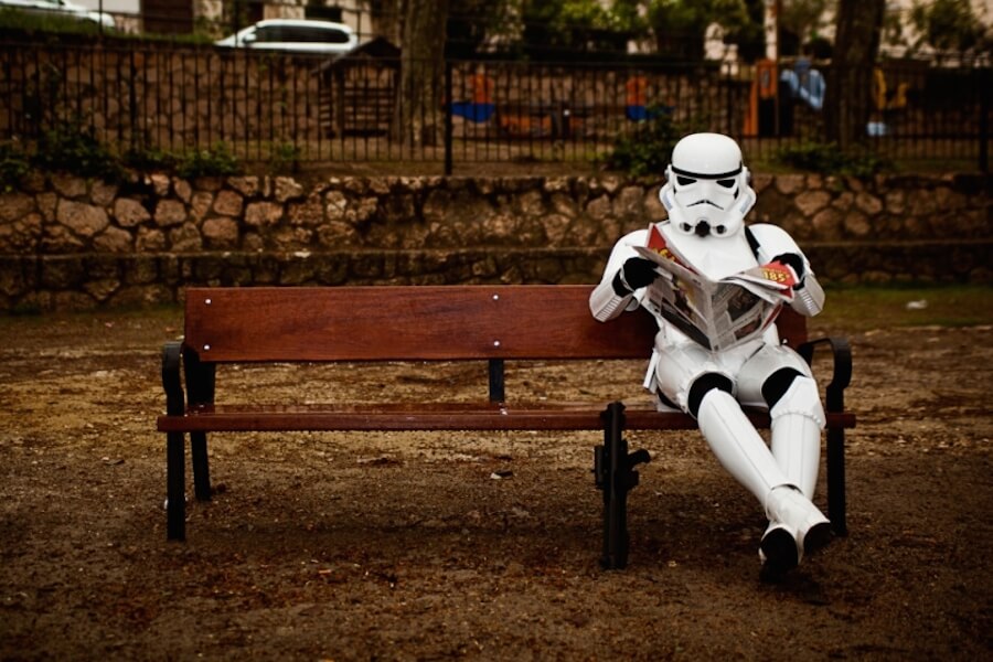 stormtrooper busca empleo, armadura, parque, periódico, fuerza laboral