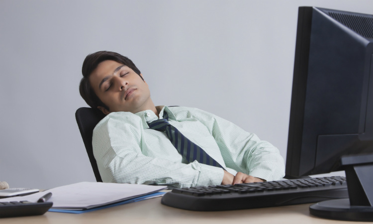 ¿Te da sueño en la oficina? Sigue estos tips para que no te duermas